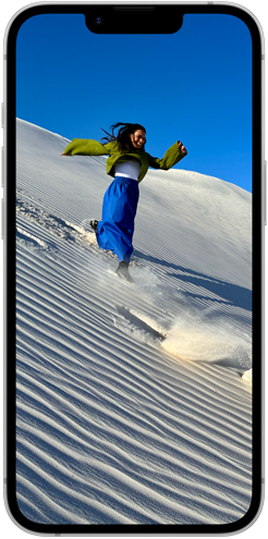 Écran Super Retina XDR d’un iPhone seize-e montrant deux personnes qui descendent une dune