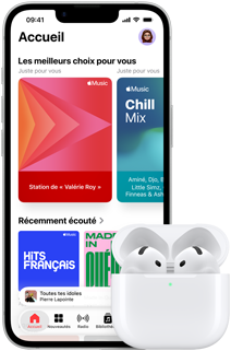 iPhone dix-sept-e, face avant, écran d’accueil avec l’app Musique ouverte, à côté d’AirPods Pro 3 dans un étui de recharge MagSafe ouvert