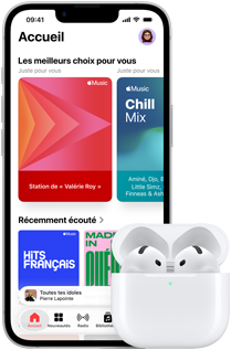 iPhone dix-sept-e, face avant, écran d’accueil avec l’app Musique ouverte, à côté d’AirPods Pro 3 dans un étui de recharge MagSafe ouvert